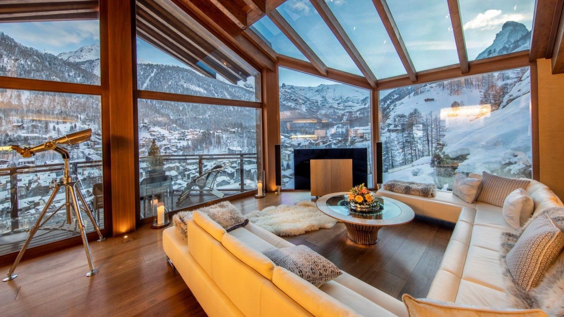 Exklusives Schweizer Chalet Interieur mit Alpenpanorama